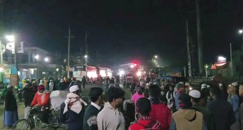 বরিশাল কুয়াকাটা মহাসড়ক অবরোধ করল বিক্ষুব্ধ যাত্রীরা